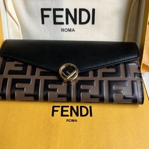 Continental Fendi used for a very short time perfect condition 🌺